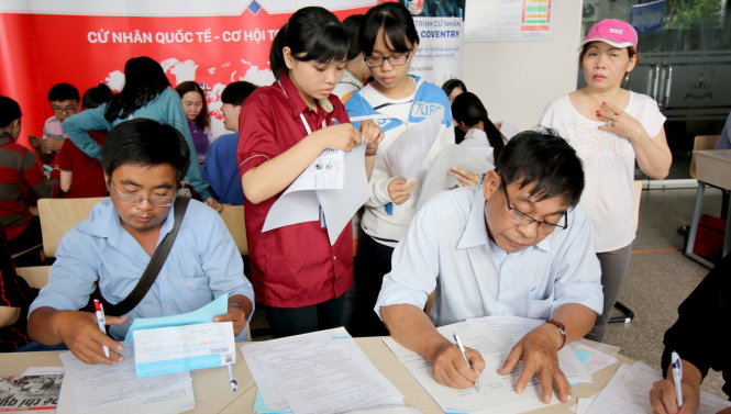 Thí sinh trúng tuyển đợt 1 làm thủ tục nhập học. Ảnh: M.G