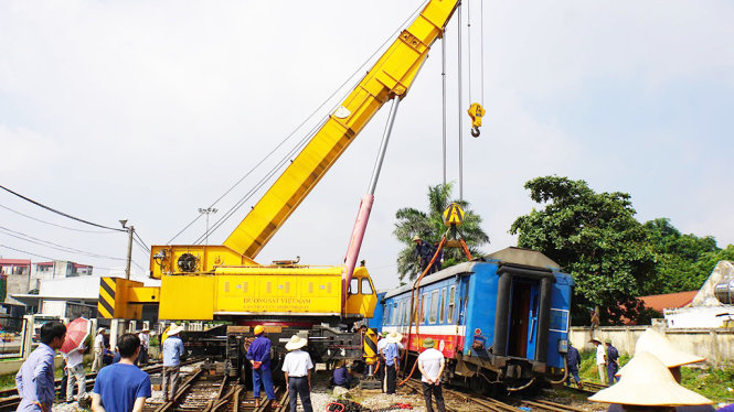 Giải cứu 2 toa của đoàn tàu SP2 bị trật bánh tại ga Yên Viên ngày 7-8 - Ảnh: SĨ THƯỜNG