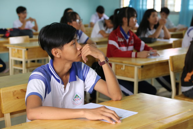 Thí sinh Cần Giờ dự thi THPT quốc gia 2017. Theo quy định, thí sinh ở Cần Giờ hưởng 0,5 điểm ưu tiên giống như thí sinh trường THPT chuyên ở TP trực thuộc tỉnh - Ảnh: TƯỜNG HÂN