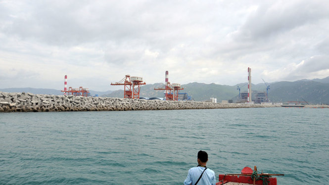 Kè đá tạo âu, luồng cho tàu chở than vào cảng ở nhiệt điện Vĩnh Tân - Ảnh: ĐÔNG HÀ