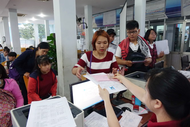 Thí sinh đến nộp hồ sơ nhập học tại Trường ĐH Công nghiệp thực phẩm TP.HCM - Ảnh: NHƯ HÙNG