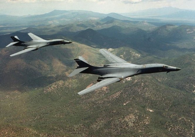 Hai máy bay ném bom B-1B Lancer của Mỹ - Ảnh: Reuters