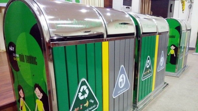 Thùng rác hai ngăn bắt mắt sẽ được trang bị ở 24 quận/huyện - Ảnh: THU THẢO