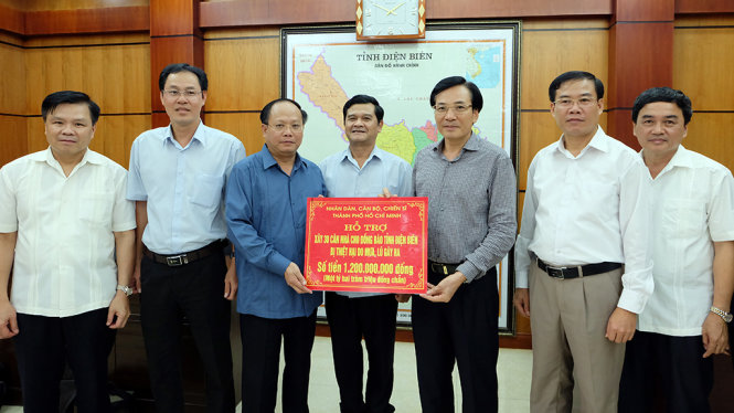 Ông Tất Thành Cang, Ủy viên Trung ương Đảng, Phó bí thư Thường trực Thành uỷ TP.HCM đã trao tặng số tiền 1,2 tỉ đồng xây 30 căn nhà cho đồng bào tỉnh Điện Biên