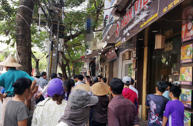 Người dân tụ tập quan sát vụ việc - Ảnh: TIẾN THẮNG