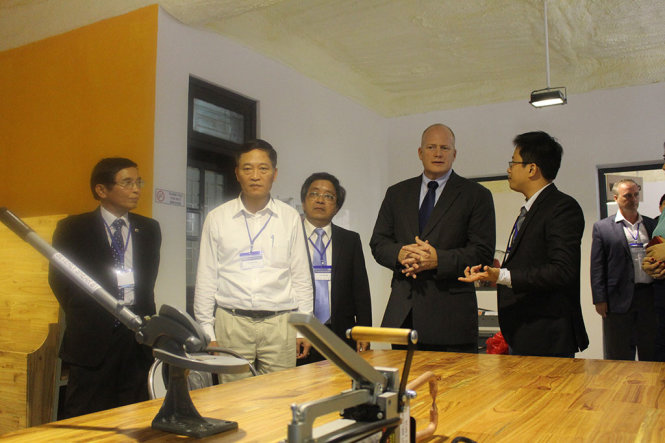 Đại diện các đơn vị thực hiện tham quan Maker space - Ảnh ĐOÀN NHẠN