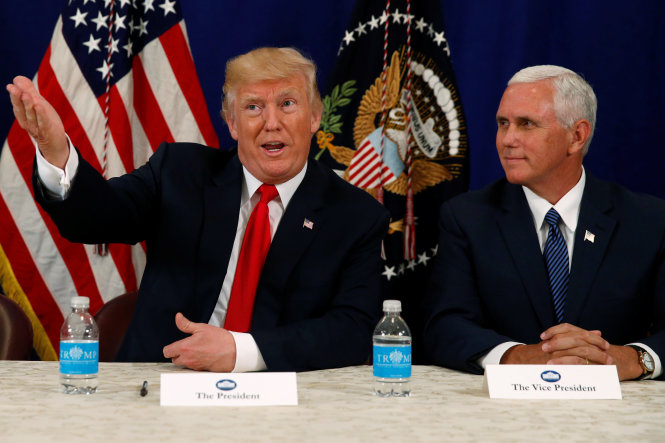 Tổng thống Mỹ Donald Trump (trái) tiếp tục cảnh báo Triều Tiên hôm 10-8 - Ảnh: Reuters