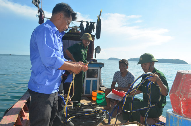 Một phương tiện sử dụng cáp điện đánh bắt cá bị tổ tuần tra phát hiện - Ảnh: TẤN LỰC