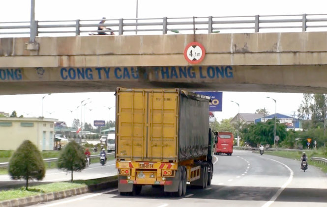 Xe container có chiều cao 4m khi di chuyển qua cầu vượt Trà Ôn ở làn xe số 1 (nơi có điểm cao nhất) chỉ còn hở một khoảng trống rất nhỏ. Trong khi đó, ở làn số 2 dầm cầu vượt còn thấp hơn rất nhiều – đây là điểm va chạm làm rơi thanh sắt khiến 1 người chết vào ngày 6-8 - Ảnh: HẠNH NGUYỄN