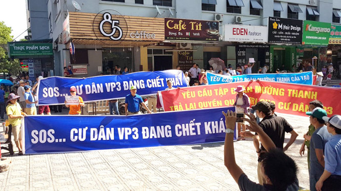 Dự án chung cư cao tầng VP3 (Mường Thanh) - công trình xảy ra vi phạm liên quan tới trách nhiệm của ông Hải và ông Cường. (Ảnh chụp đầu tháng 6-2017 khi công trình này bị cư dân phản đối vì mất nước sạch kéo dài).