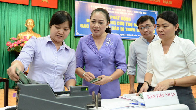 Đại diện các đơn vị trên địa bàn thành phố ủng hộ đợt cứu trợ đồng bào các tỉnh phía Bắc bị thiên tai mưa, lũ, sáng 11-8 - Ảnh: TỰ TRUNG