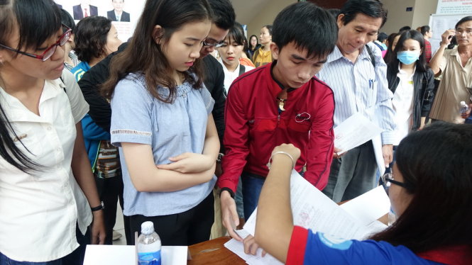 Thí sinh và phụ huynh đến nhận giấy báo trúng tuyển vào trường ĐH Sư Phạm TP.HCM sáng 2-8 - Ảnh: NHƯ HÙNG