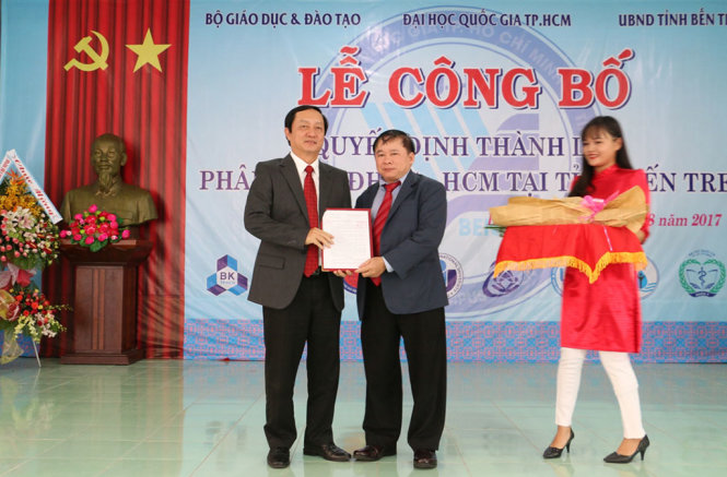 Thứ trưởng bộ GD&ĐT Bùi Văn Ga trao quyết định đồng ý cho ĐHQG TP.HCM thành lập phân hiệu đầu tiên cả nước tại Bến Tre - Ảnh: CHÂU THÀNH