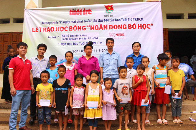 Học bổng “Ngăn dòng bỏ học” đã kịp thời đến tận tay các em học sinh Nặm Păm - Ảnh: HÀ THANH