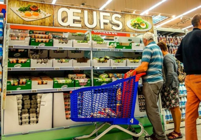 Người dân đứng trước khu bày bán trứng trong một siêu thị ở Lille, Pháp - Ảnh: AFP