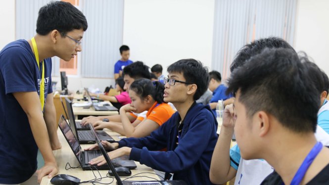 Hạnh Trung (bìa trái) trao đổi về toán học với các trại sinh tham gia trại hè - Ảnh: TƯỜNG HÂN