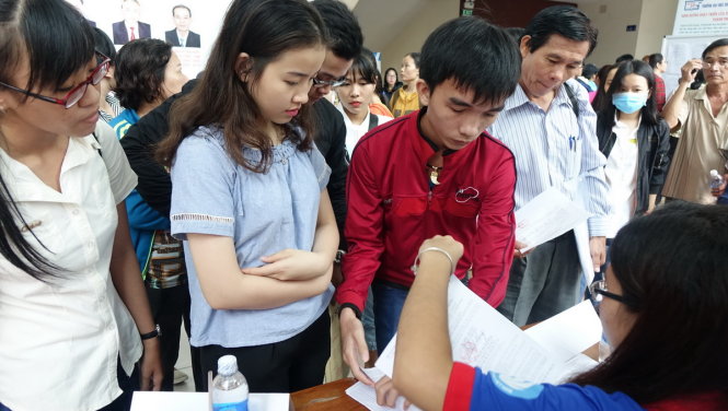 Thí sinh và phụ huynh đến nhận giấy báo trúng tuyển tại trường ĐH Sư phạm TP.HCM - Ảnh: NHƯ HÙNG