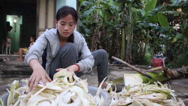 Một tay Hạnh quán xuyến mọi việc trong nhà - Ảnh: ĐOÀN NHẠN