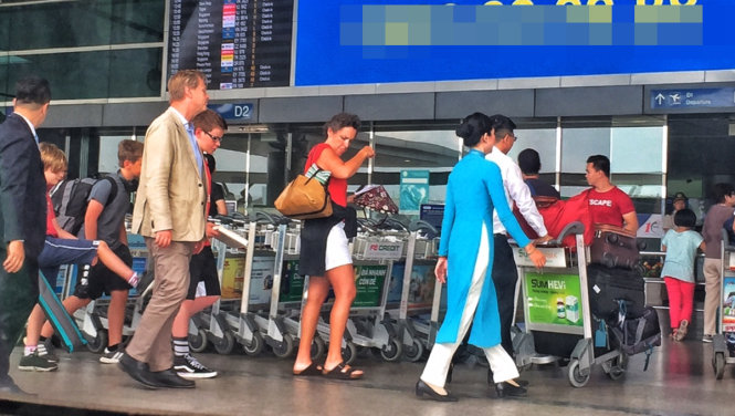 Gia đình đạo diễn Christopher Nolan được các tiếp viên hàng không Vietnam Airlines tận tình hỗ trợ - Ảnh Minh Trang