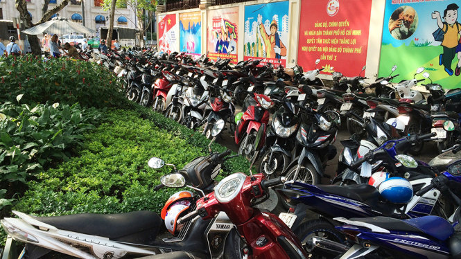 Bãi giữ xe thuộc Công đoàn văn phòng quận 1 bị xử lý do lấn chiếm vỉa hè - Ảnh: LÊ PHAN