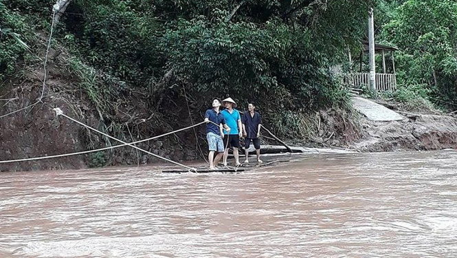 Cầu qua suối đã bị lũ cuốn đi mất, các thầy sang Nậm Ngà bằng bè nứa - Ảnh: ĐÀO THỊ PHƯỢNG