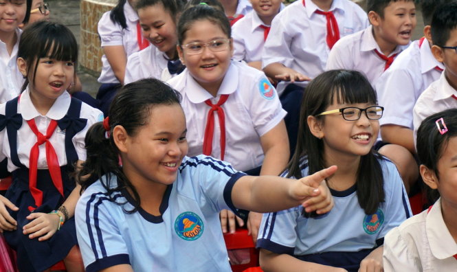 Học sinh Trường tiểu hoc Cổ Loa, quận Phú Nhuận, TP.HCM cười tươi rói khi quay trở lại trường sau gần 3 tháng hè - Ảnh: H.HG