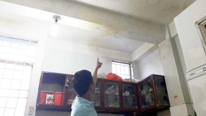 Người dân phản ảnh trần nhà bị nhiễu nước xuống - Ảnh: THẢO TRẦN