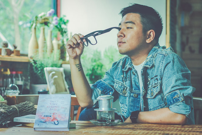 Nguyễn Ngọc Thạch giới thiệu cuốn sách mới nhất sau hai năm ngưng ra sách - Ảnh: NVCC