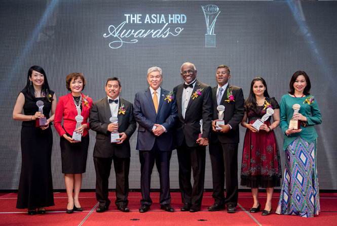 Bà Thanh Nguyễn (thứ hai từ trái qua) chụp ảnh với các cá nhận được vinh danh tại The Asia HRD Award - Ảnh: ban tổ chức