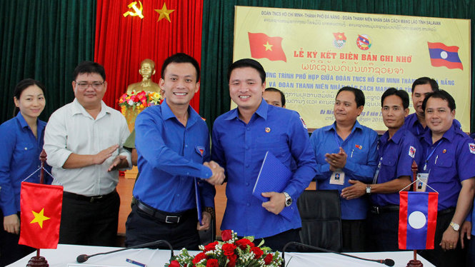 Ông Nguyễn Bá Cảnh (thứ 3 từ trái sang) khi làm Bí thư Thành đoàn Đà Nẵng - Ảnh: TRƯỜNG TRUNG.