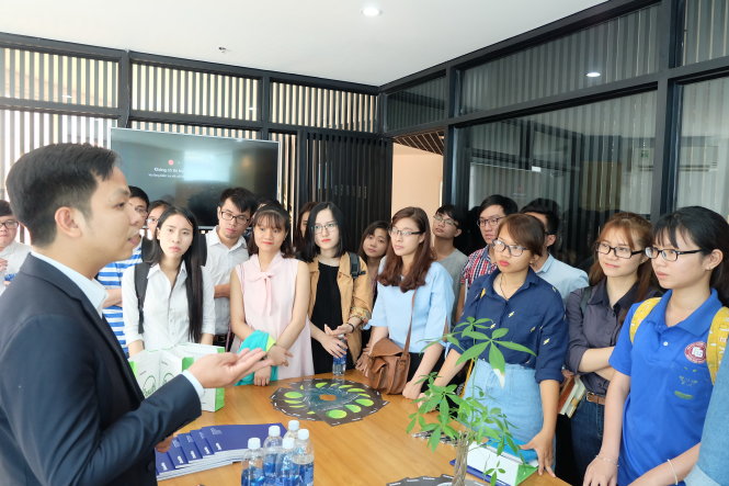 Sinh viên tham gia ngày hội việc làm - hoạt động nhằm phát động cuộc thi do BTC thực hiện - Ảnh: C.K.