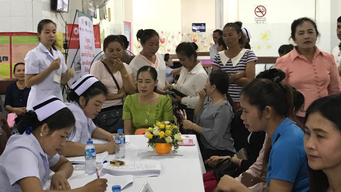 Phụ nữ Lào đăng ký khám sàng lọc ung thư tại Bệnh viện Bà mẹ và trẻ em Lào Ảnh: L.ANH