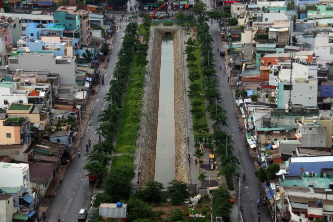 Giai đoạn đầu đang khôi phục hai đoạn ở hai đầu kênh, dài 390m - Ảnh: HỮU KHOA