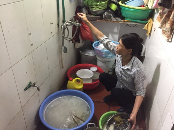 Tình cảnh mất nước tái diễn liên tục nhiều ngay qua ở khu đô thị Linh Đàm - ẢNH: Lâm Hoài