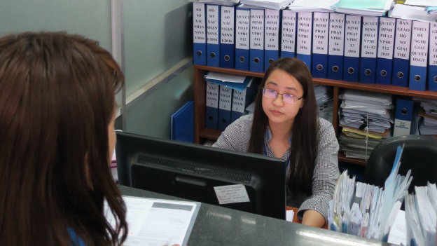 Cán bộ Chi cục Thuế quận Bình Thạnh, TP.HCM hướng dẫn người dân khai thuế - Ảnh: T.T.D.