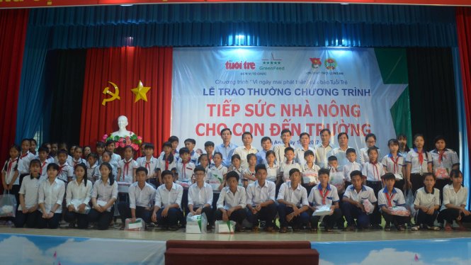 59 học sinh con nhà nông huyện Mộc Hoá, Long An học giỏi nhận thưởng của chương trình “Tiếp sức nhà nông cho con đến trường” do báo Tuổi TrẻCông ty cổ phần Greenfeed Việt Nam phối hợp cùng Tỉnh đoàn và Hội Nông dân tỉnh Long An tổ chức sáng 16-8 - Ảnh: S. LÂM