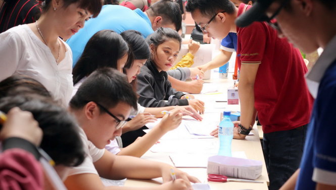 Thí sinh làm thủ tục nhập học ĐH đợt 1. Ảnh: M.G