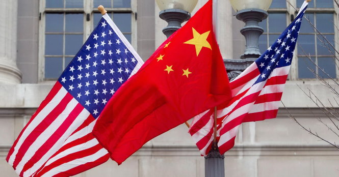 Cờ Mỹ và Trung Quốc trên đại lộ Pennsylvania ở thủ đô Washington - Ảnh: AFP