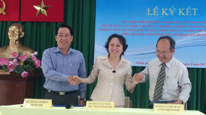 Lãnh đạo 3 đơn vị ký kết quy chế phối hợp đảm bảo an toàn thực phẩm trong các KCX - KCN tại TP.HCM - Ảnh: L.TH.H
