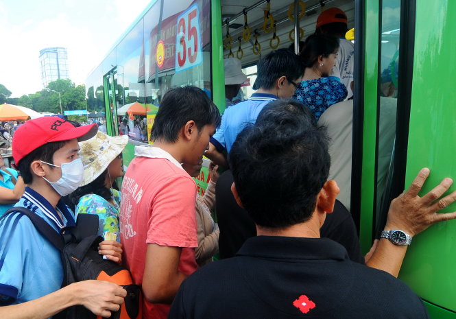 Người dân có thể chọn xe buýt số 35 để thuận tiện đến các điểm ở khu trung tâm TP.HCM - Ảnh: T.T.D.