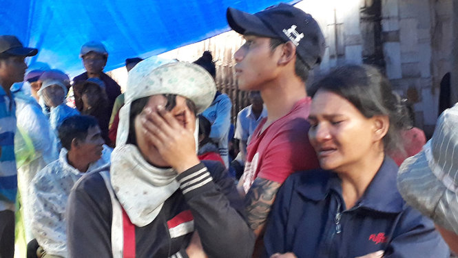 Gia đình nạn nhân đau xót trước mất mát quá bất ngờ - Ảnh: TRUNG TÂN