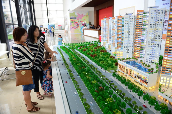 Nếu đánh thuế VAT như đề xuất của Bộ Tài chính, nhiều chuyên gia lo giá nhà sẽ tăng. Trong ảnh: tham quan khu trưng bày một dự án bất động sản ở quận 2, TP.HCM - Ảnh: QUANG ĐỊNH