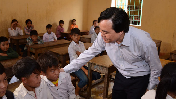 Bộ trưởng Phùng Xuân Nhạ thăm học trò trường phổ thông bán trú Cao Phạ, Mù Cang Chải, Yên Bái - Ảnh: ĐĂNG LƯƠNG