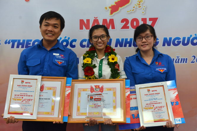 Đỗ Vũ Kiều Duyên (giữa) và các bạn đoạt giải chung cuộc hội thi “Tự hào sử Việt” năm 2017 - Ảnh: DUYÊN PHAN