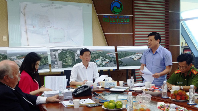 Phó chủ tịch UBND Trần Vĩnh Tuyến nghe các đơn vị liên quan báo cáo - Ảnh: ÁI NHÂN