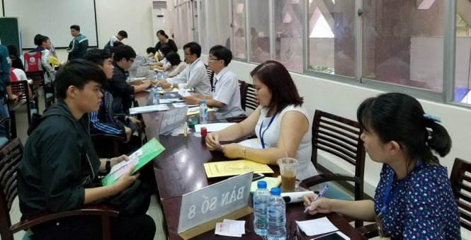 Tân sinh viên Trường ĐH Khoa học tư nhiên (ĐHQG TP.HCM) làm thủ tục nhập học - Ảnh: PHÙNG QUÁN