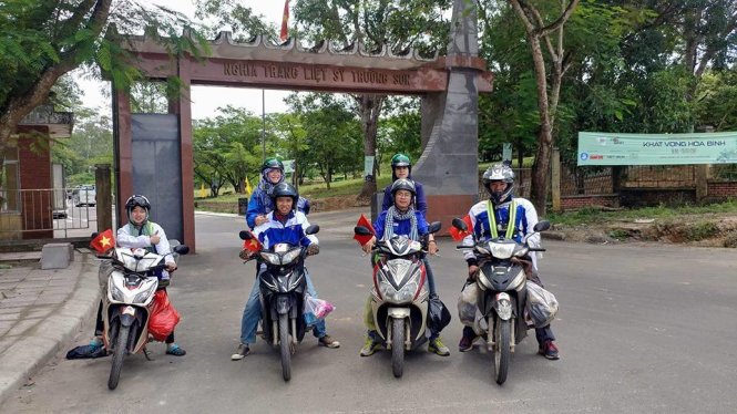 Các thành viên trong đoàn đến thăm nghĩa trang liệt sĩ Trường Sơn - Ảnh: C.K.