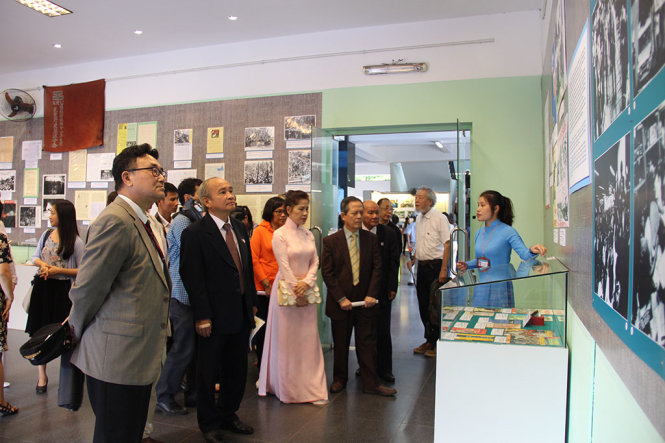Đại biểu tham quan triển lãm tại bảo tàng chứng tích chiến tranh - Ảnh: NGỌC LOAN