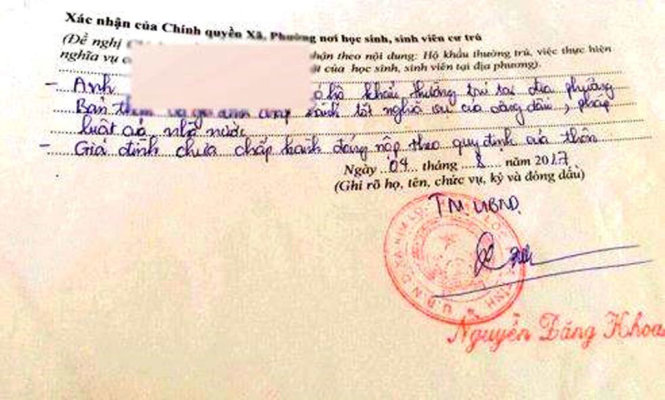 Hồ sơ lý lịch của em T.Đ.Q. được cán bộ xã nhận xét: “Gia đình chưa chấp hành các khoản đóng nộp của thôn” - Ảnh: VĂN ĐỊNH