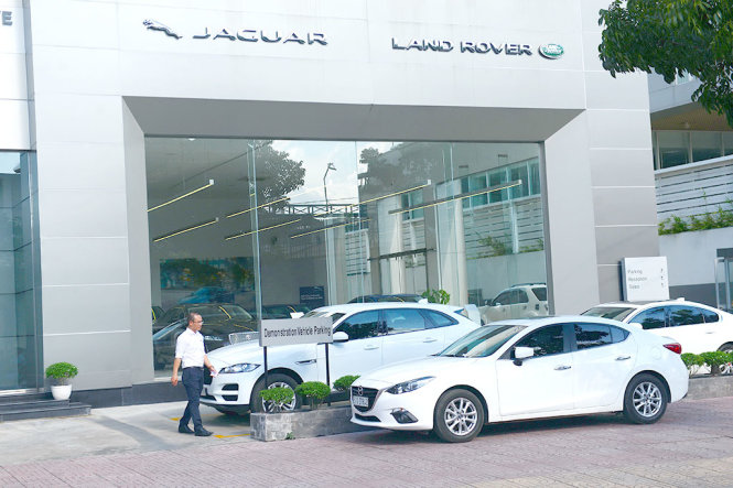 Việc nhập khẩu, phân phối xe Land Rover và Jaguar đã được chuyển sang DN mới sau khi Tập đoàn Tân Thành Đô bị truy thu thuế. Trong ảnh: tại một showroom bán Land Rover và Jaguar - Ảnh: Q.ĐỊNH